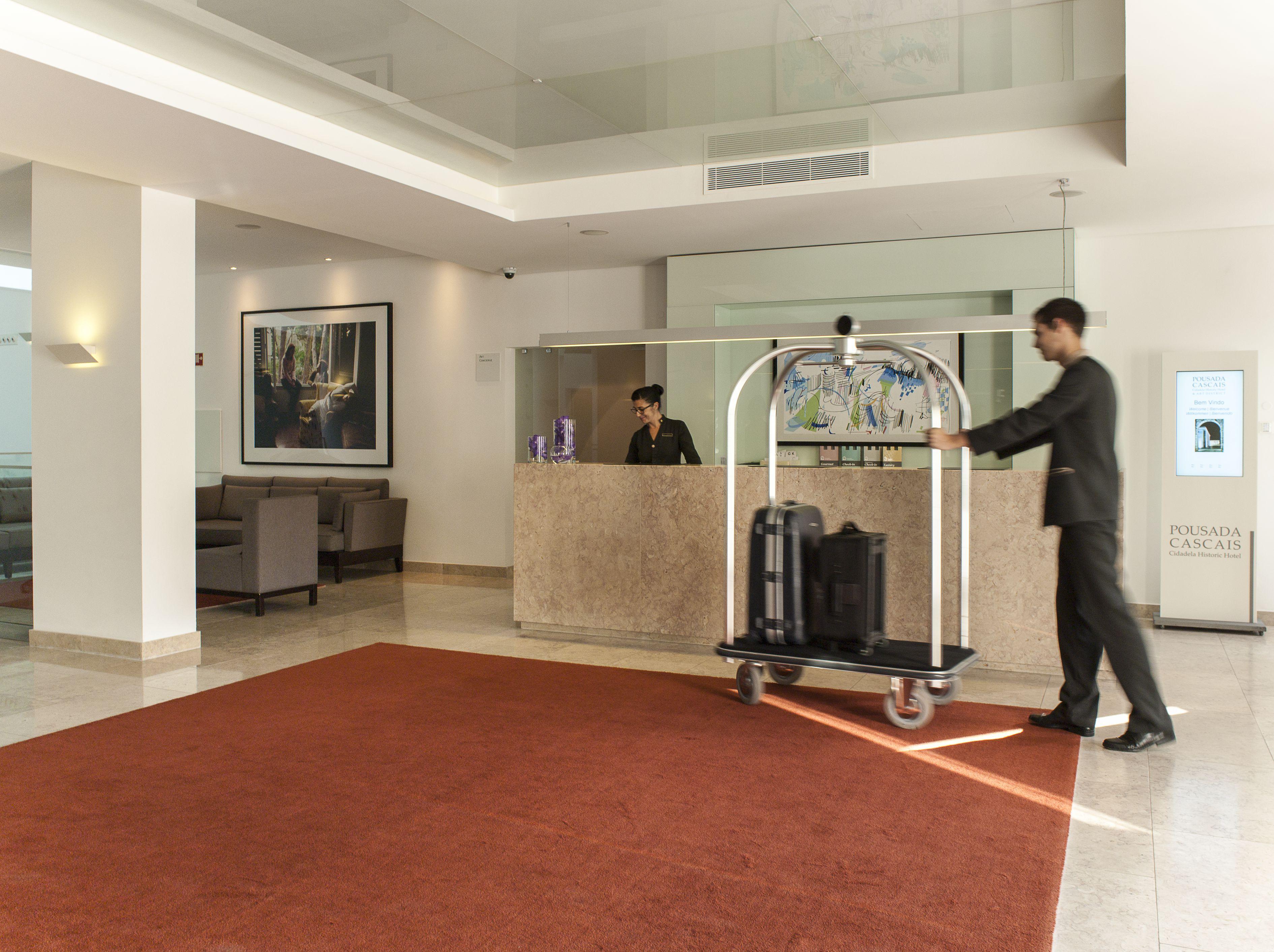 佩斯塔纳希达德拉卡斯卡伊斯艺术区旅馆 卡斯凯什 外观 照片 A bellboy pushing a luggage cart